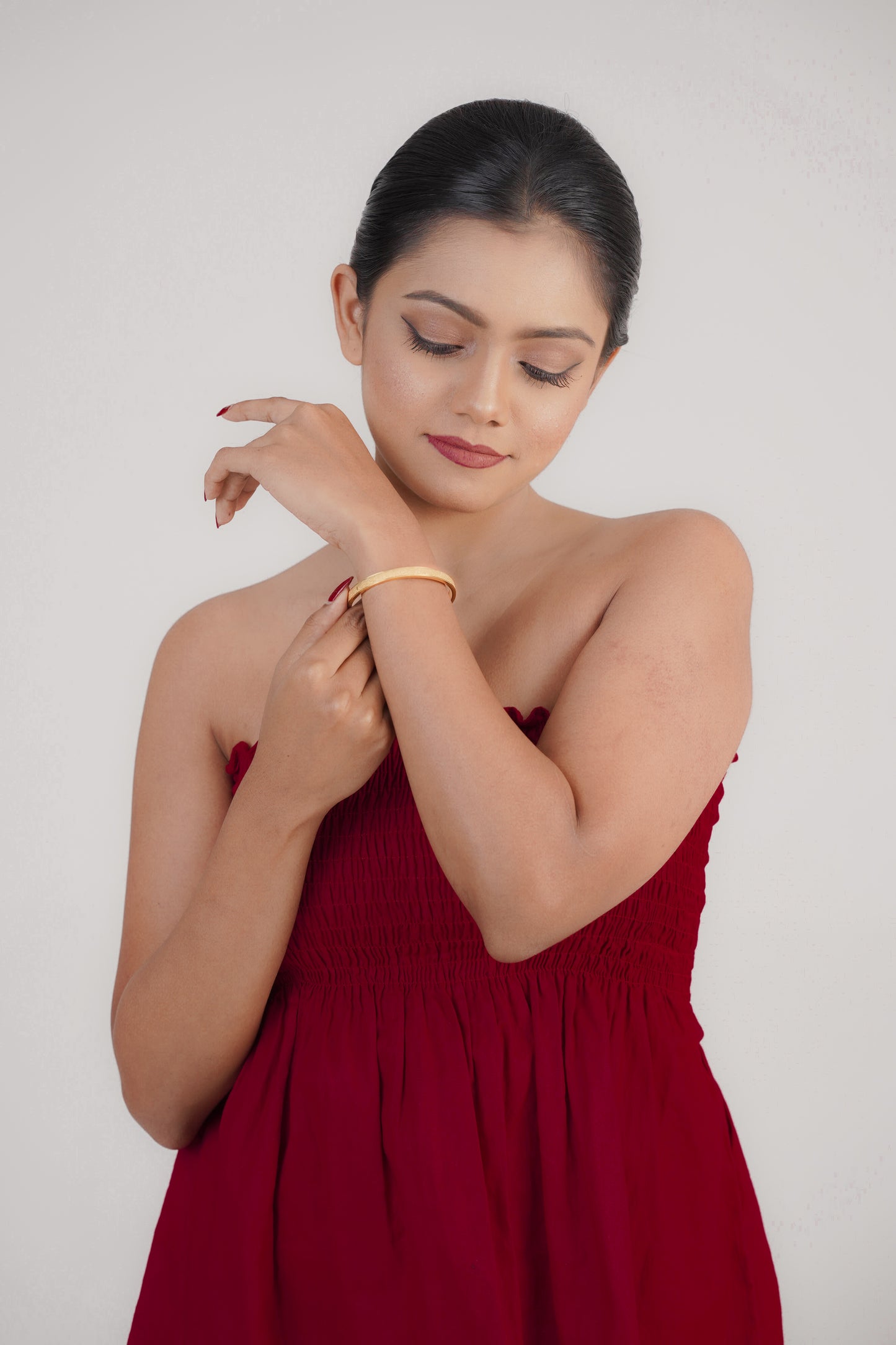 Woman wearing elegant stars charm bracelet – Luxteno Sri Lanka