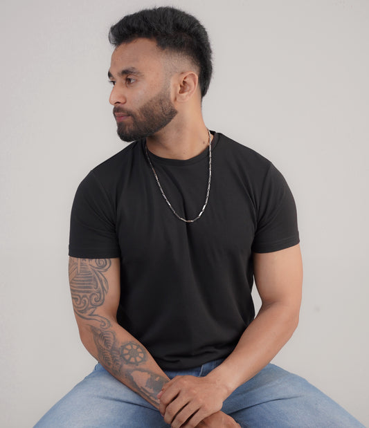 Man wearing men's classic silver snake chain necklace – Luxteno Sri Lanka