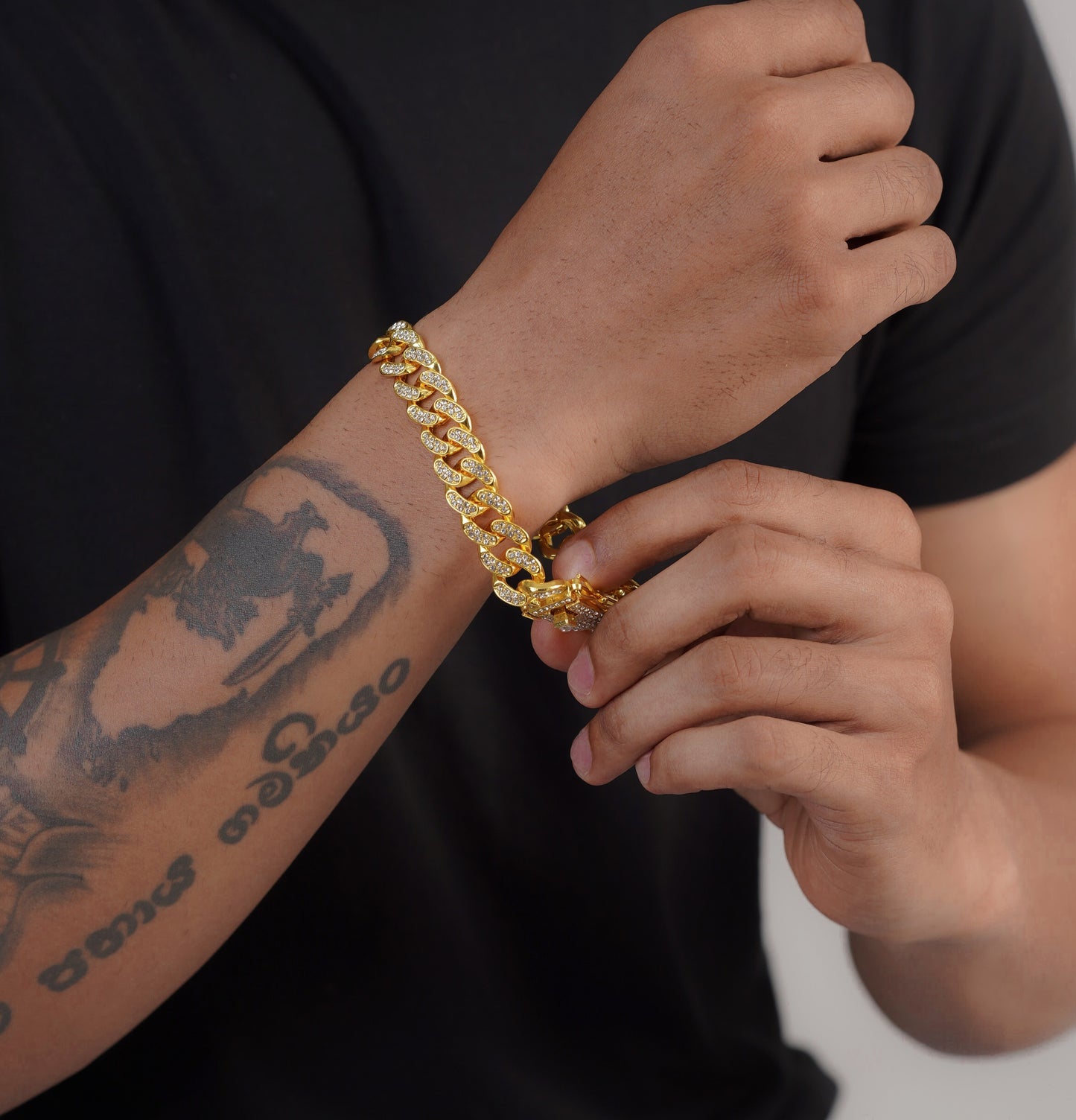 Side view of classic gold chain bracelet for men – Luxteno Sri Lanka