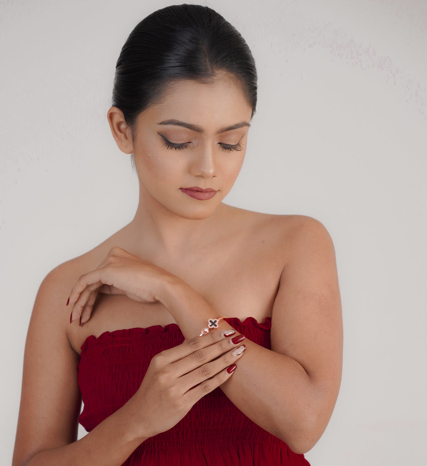 Woman wearing simple silver cross cuff bracelet – Luxteno Sri Lanka