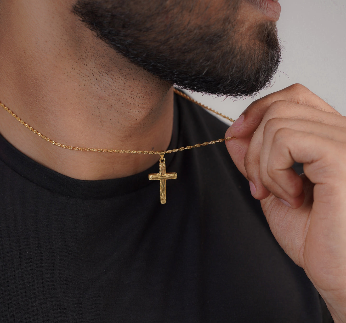Close-up of 22k gold rope chain cross pendant – Sri Lanka jewellery