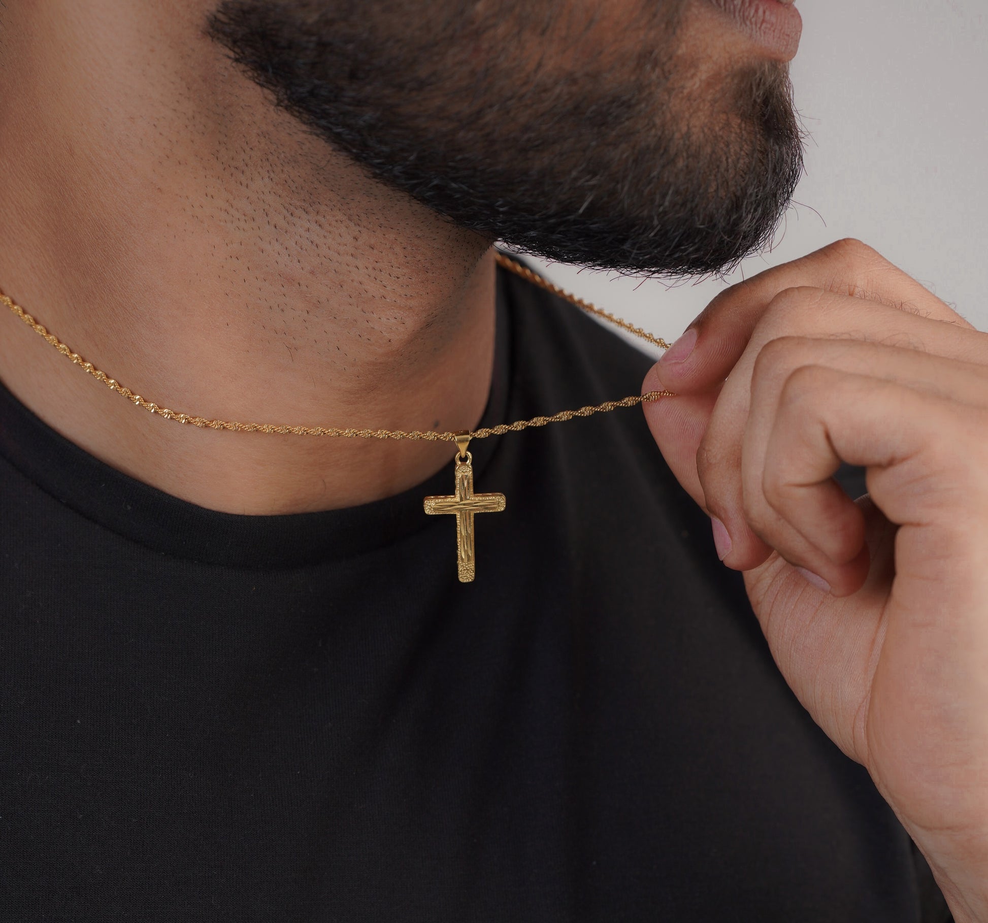 Close-up of 22k gold rope chain cross pendant – Sri Lanka jewellery