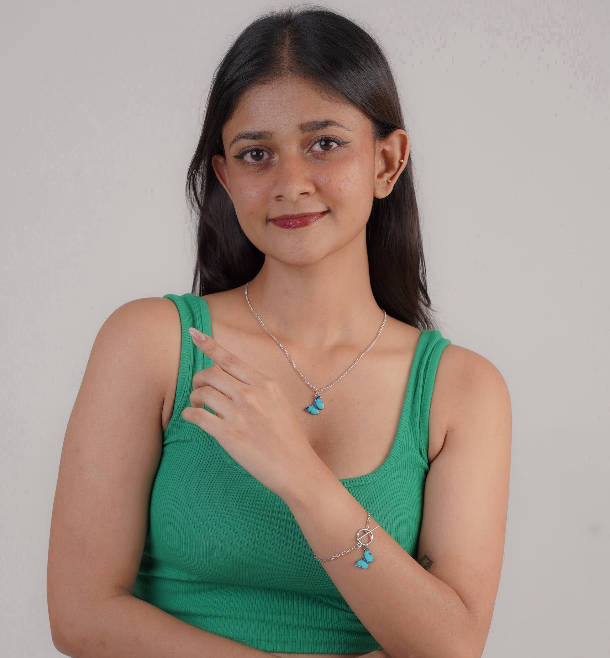 Woman wearing butterfly necklace and bracelet set – Luxteno Sri Lanka