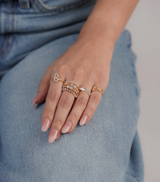 Hand wearing classic decor ring set – Luxteno Sri Lanka