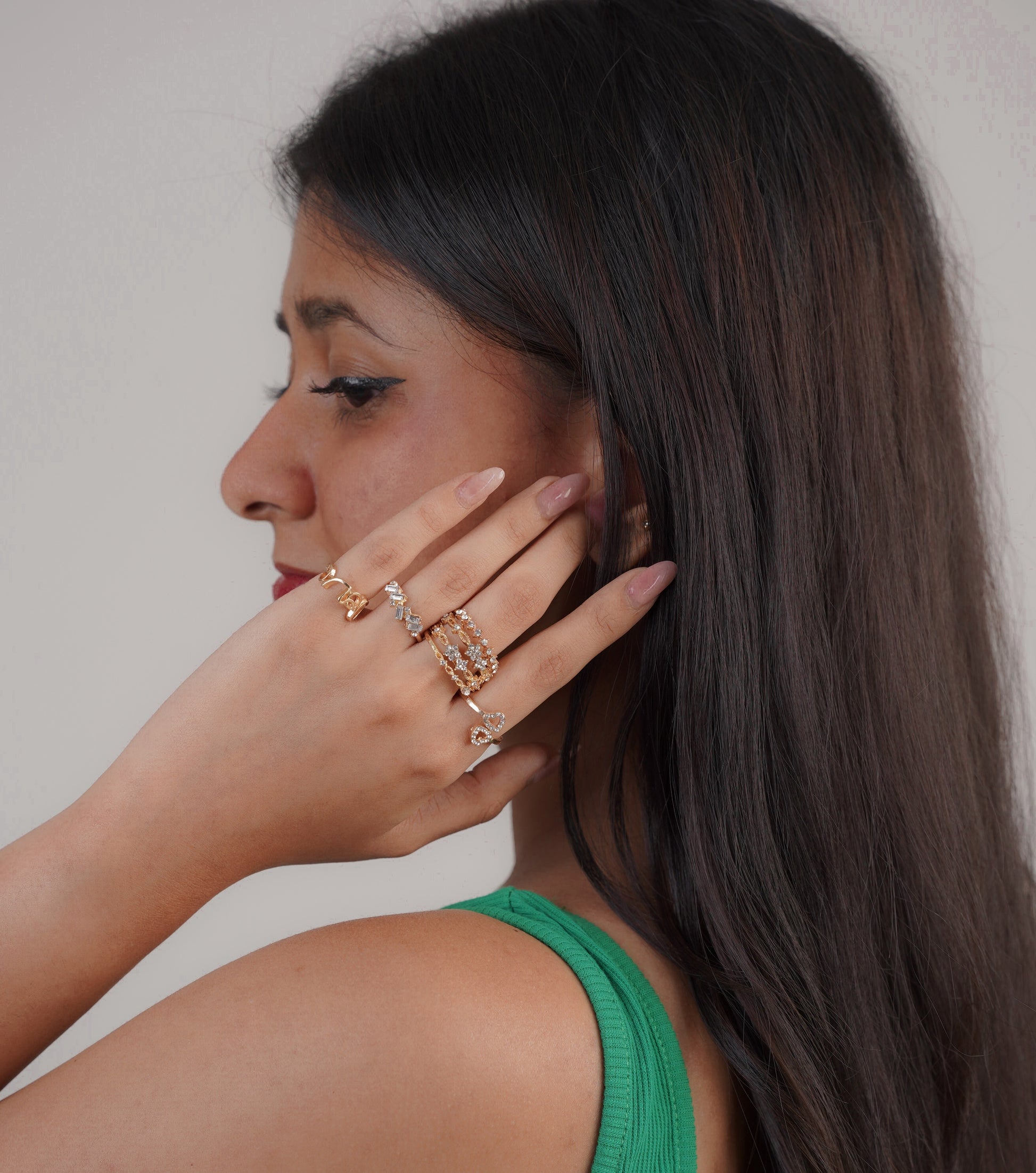 Multiple stacking rings on fingers – Luxteno Sri Lanka