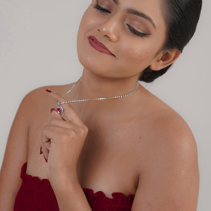 Woman wearing crystal pink classic necklace – Luxteno Sri Lanka