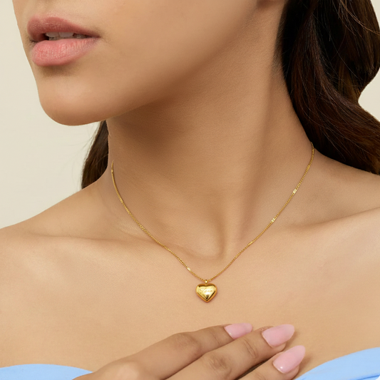 Woman wearing engraved gold heart pendant necklace – Luxteno Sri Lanka