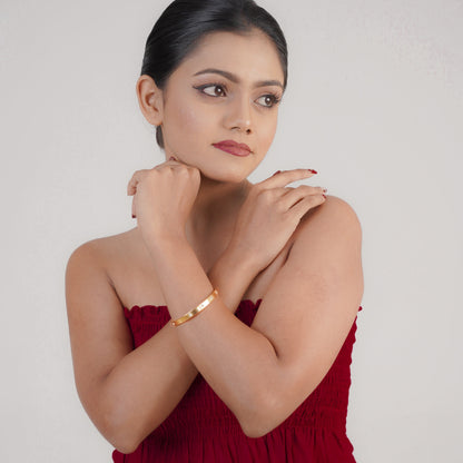 Woman wearing gold lotus pull chain bracelet – Luxteno Sri Lanka