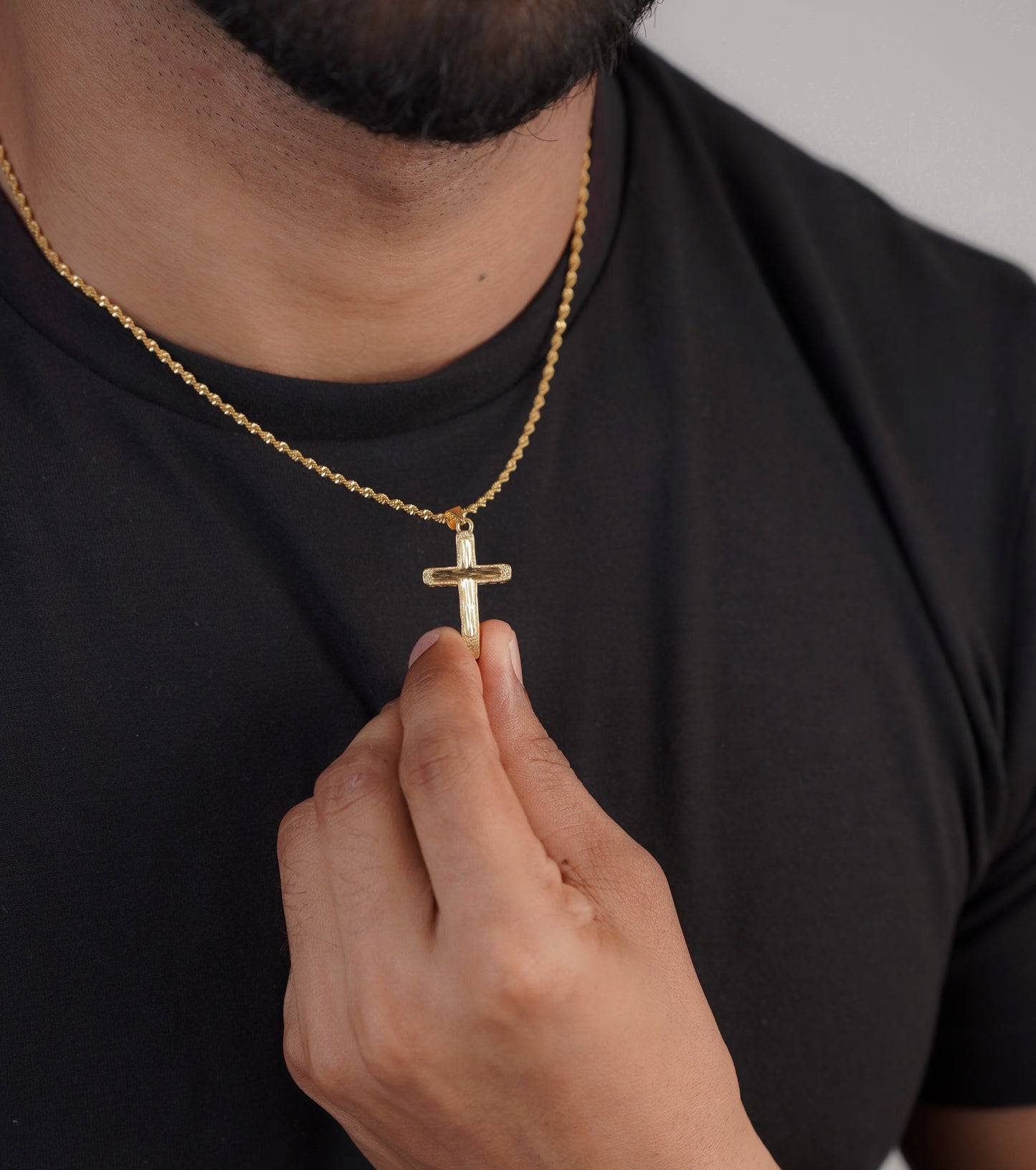 Man wearing men's gold rope cross necklace – Luxteno Sri Lanka