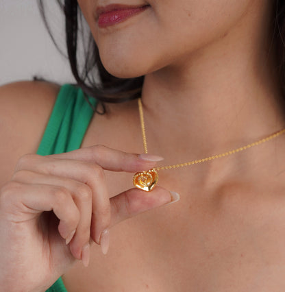 Detail view of leaf pendant and chain – Luxteno Sri Lanka