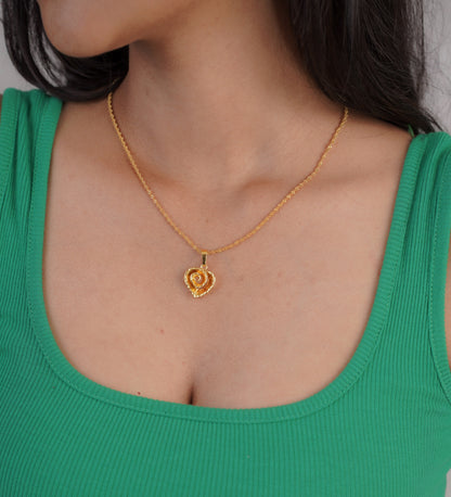 Woman wearing gold love leaf necklace – Luxteno Sri Lanka