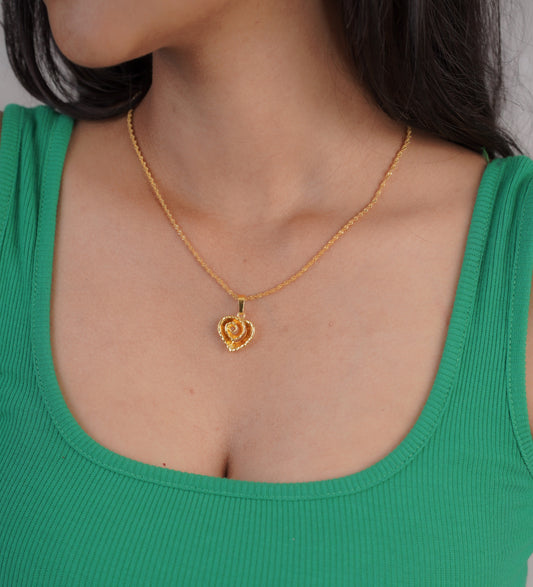 Woman wearing gold love leaf necklace – Luxteno Sri Lanka
