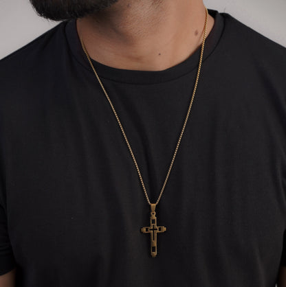 Man wearing men's 18k gold plated cross necklace – Luxteno Sri Lanka