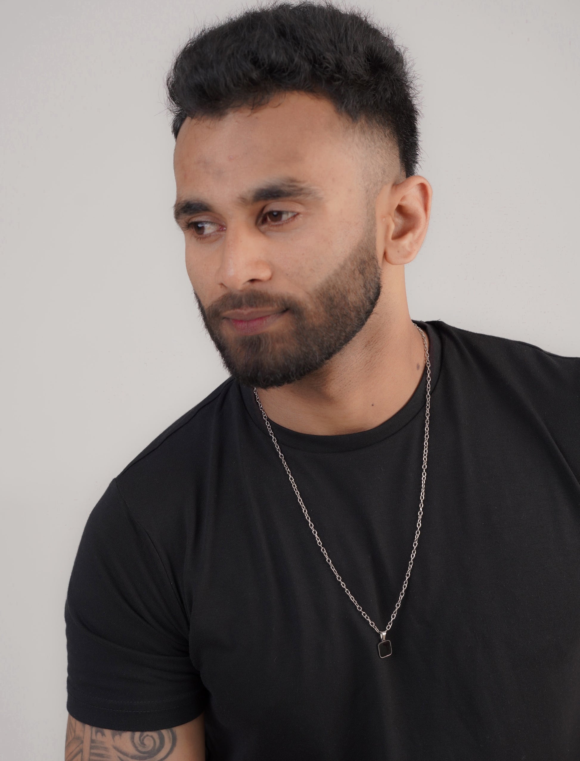 Man wearing men's black pendant necklace – Luxteno Sri Lanka