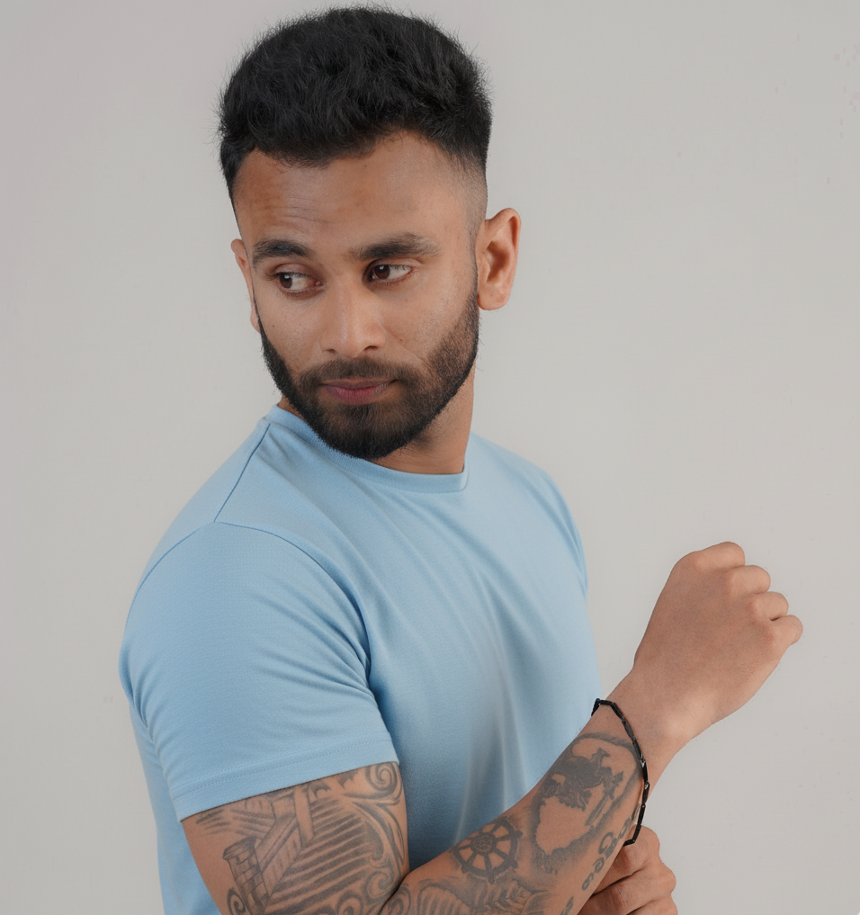 Man wearing essential black snake chain bracelet with casual outfit – Luxteno Sri Lanka