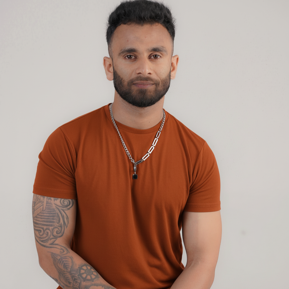 Man wearing men's double layer silver necklace with pendant – Luxteno Sri Lanka