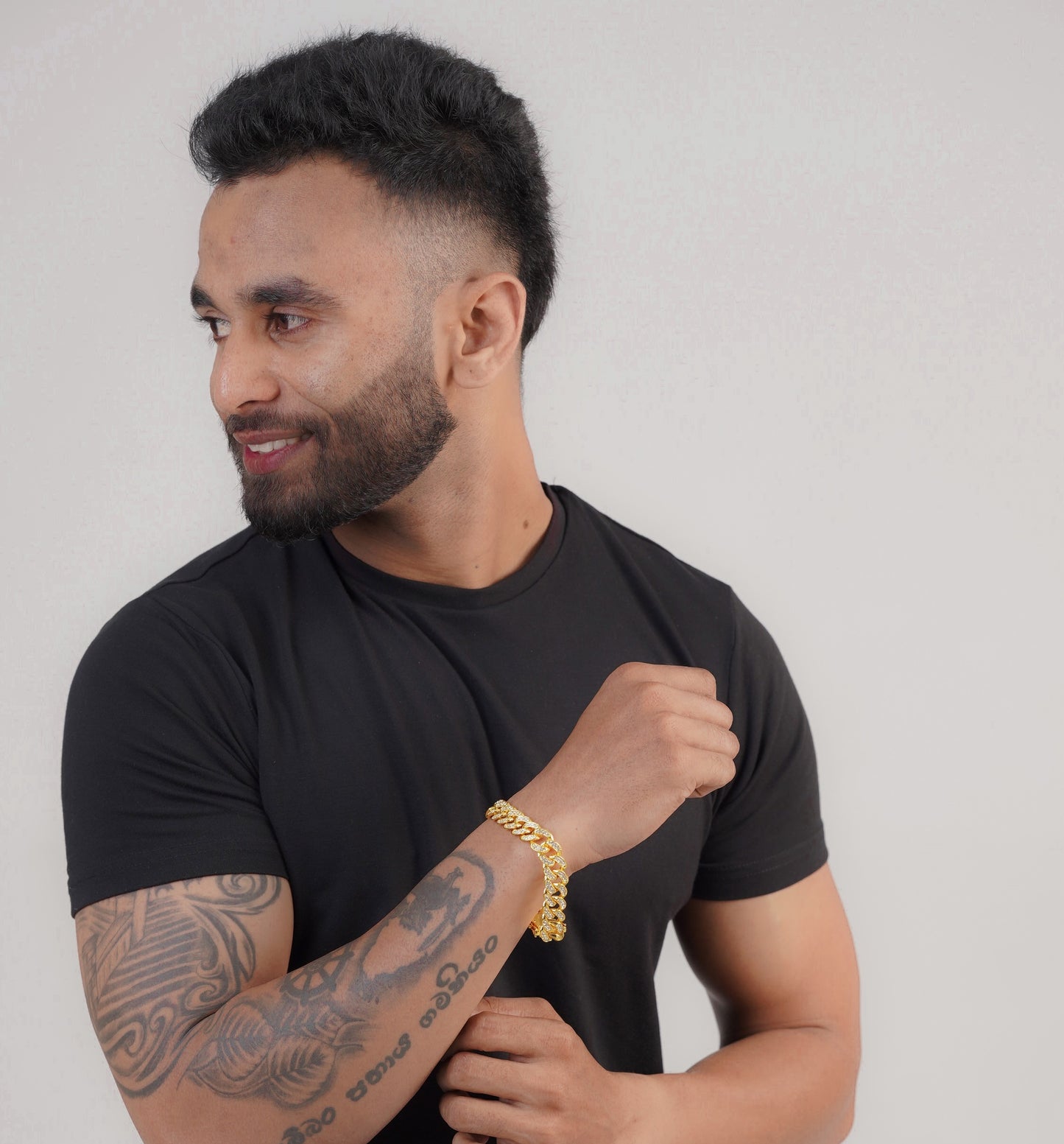 Man wearing men's gold chain bracelet with white shirt – Luxteno Sri Lanka