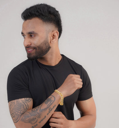 Man wearing men's gold chain bracelet with white shirt – Luxteno Sri Lanka