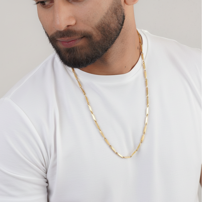 Man wearing men's gold snake chain necklace – Luxteno Sri Lanka