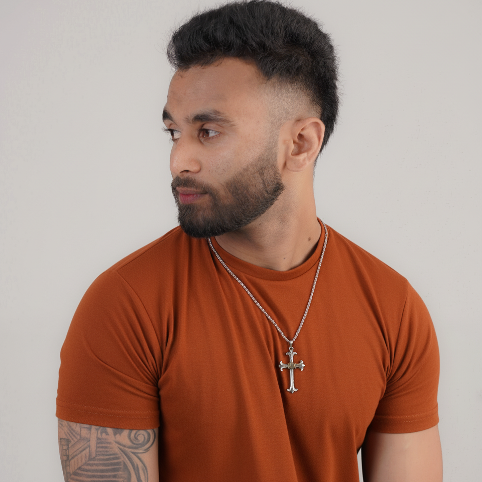 Man wearing men's silver crucifix cross necklace – Luxteno Sri Lanka