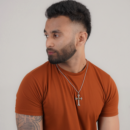 Man wearing men's silver crucifix cross necklace – Luxteno Sri Lanka