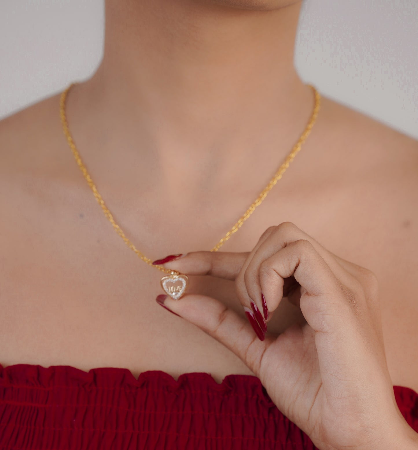 Close-up of silver scallop shell pendant on chain – Sri Lanka jewellery