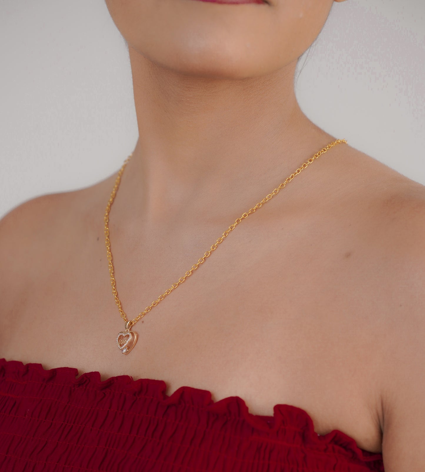 Minimalist shell pendant necklace displayed on side– Luxteno Sri Lanka