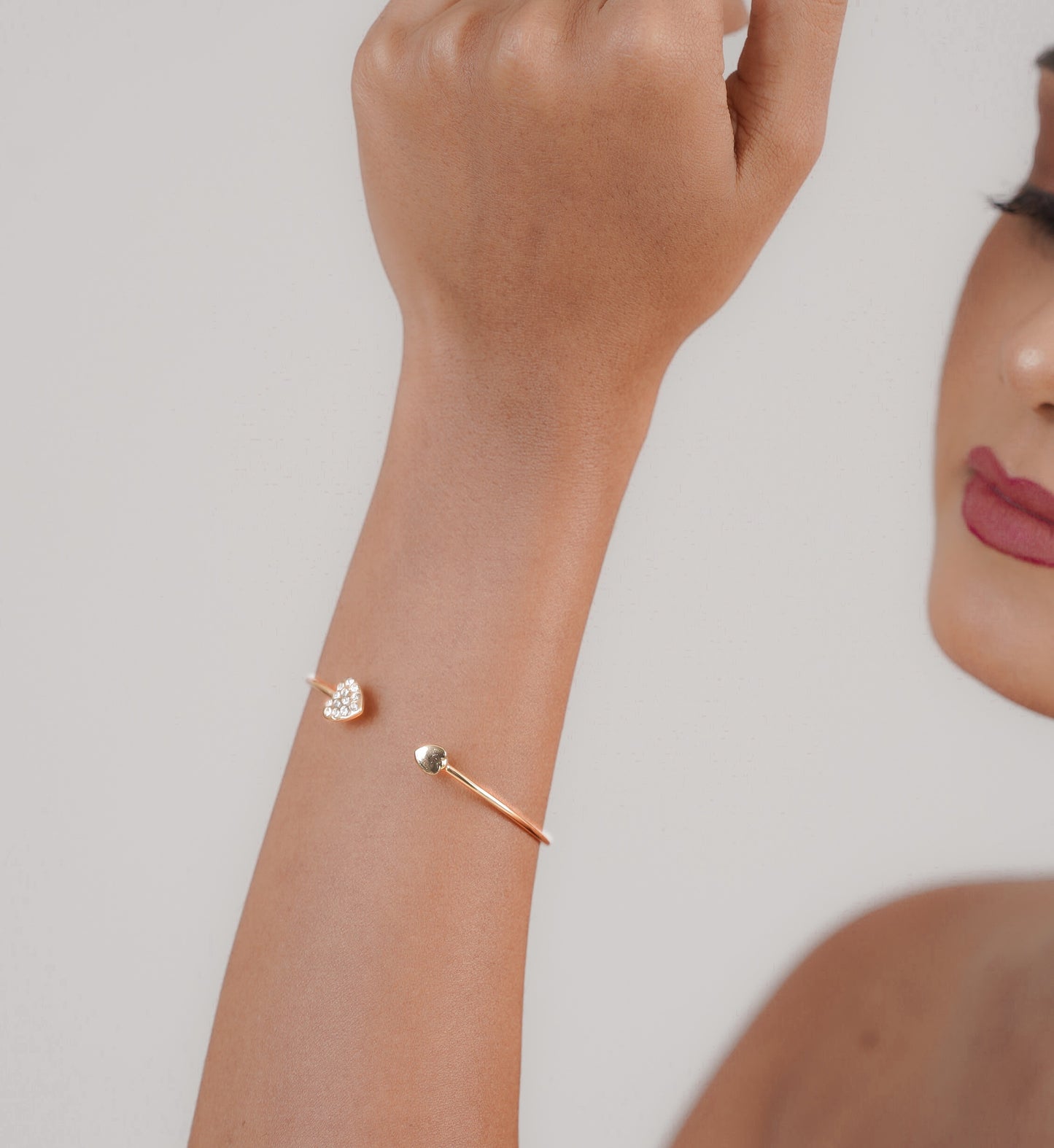 Side view of solid crystal heart bracelet for women – Luxteno Sri Lanka