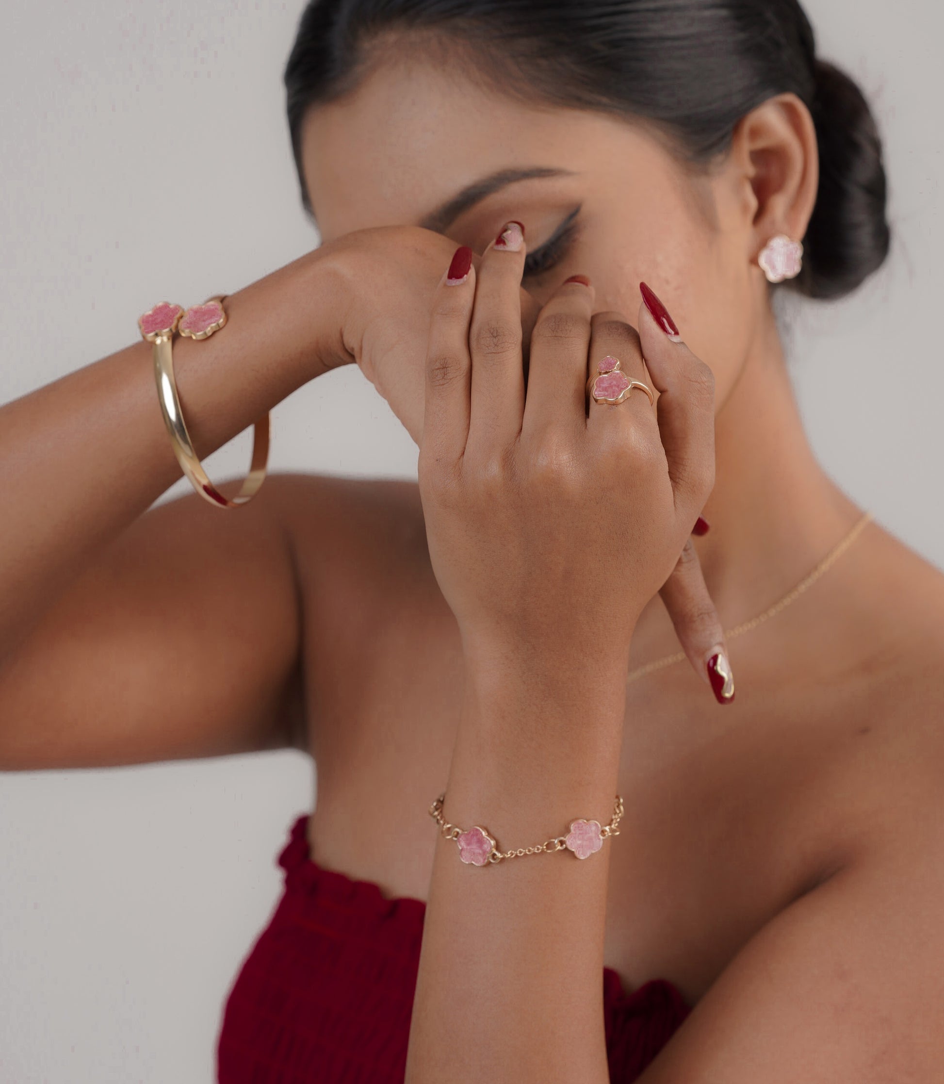 Rose gold bracelet and necklace set on model – Luxteno Sri Lanka
