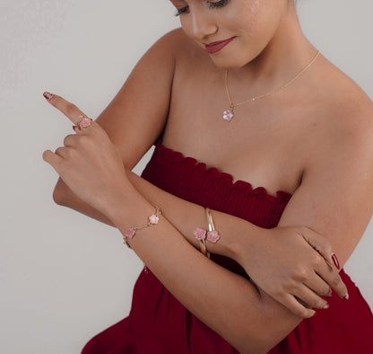 Rose gold bracelet and necklace set on model – Luxteno Sri Lanka