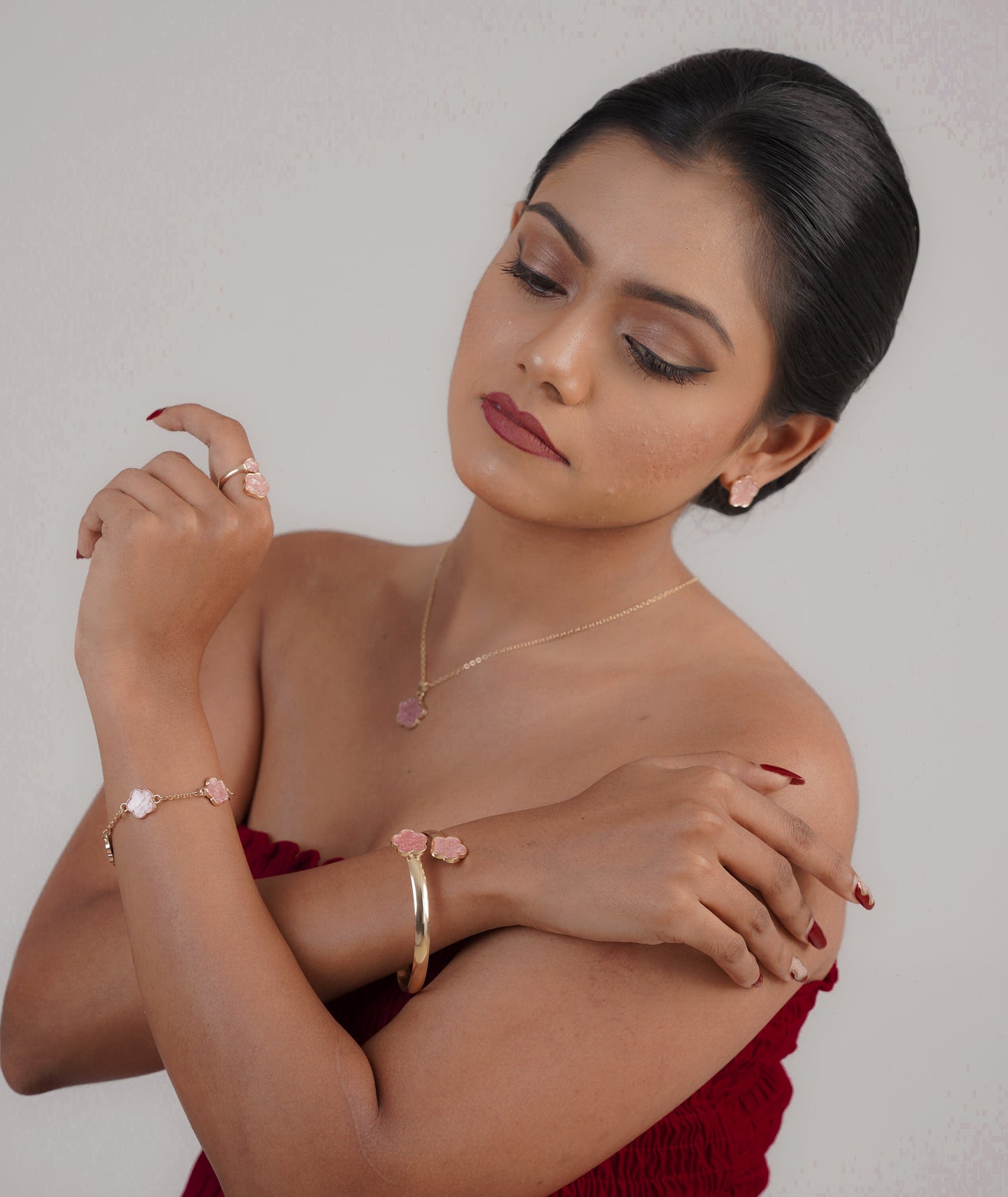 Woman wearing rose gold necklace bracelet and earrings set – Luxteno Sri Lanka