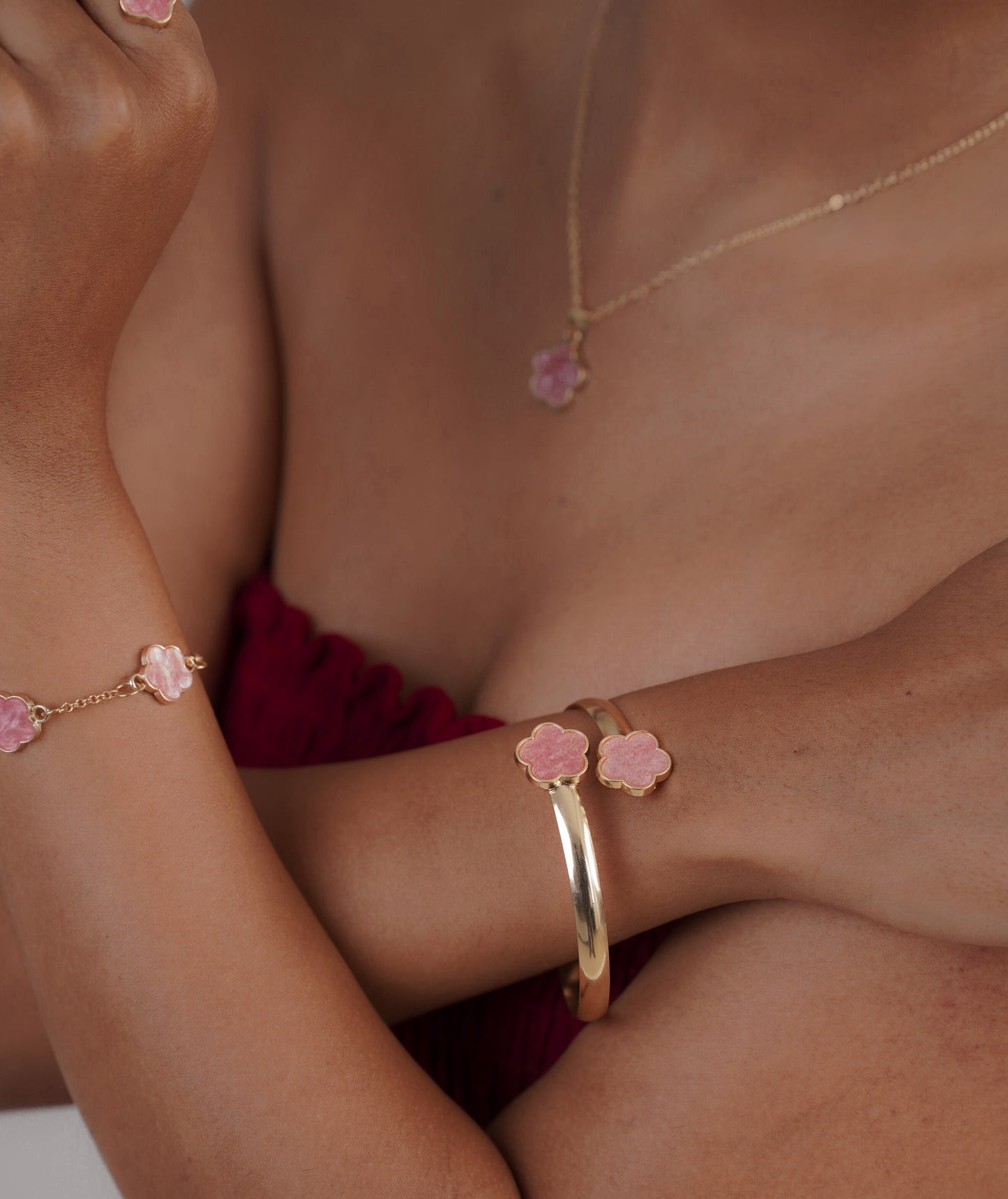 Close-up of rose gold necklace from jewellery set – Sri Lanka jewellery
