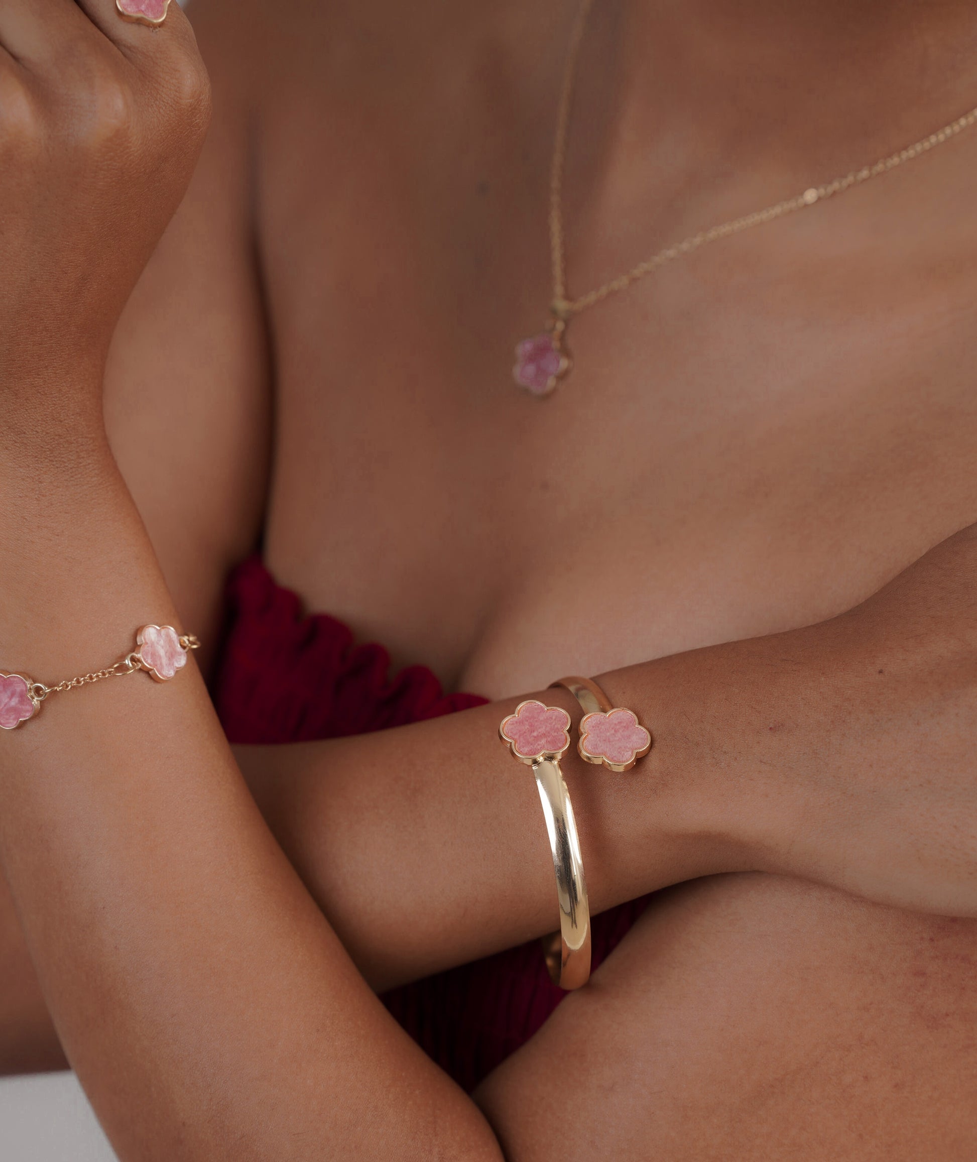 Close-up of rose gold necklace from jewellery set – Sri Lanka jewellery