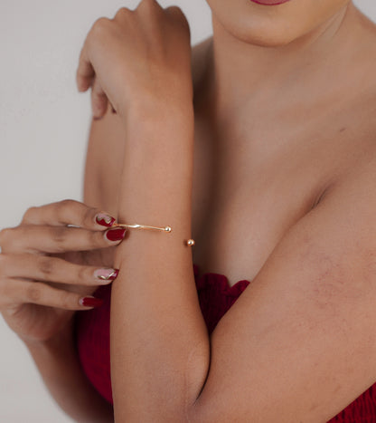 Woman wearing simple gold lines bracelet – Luxteno Sri Lanka