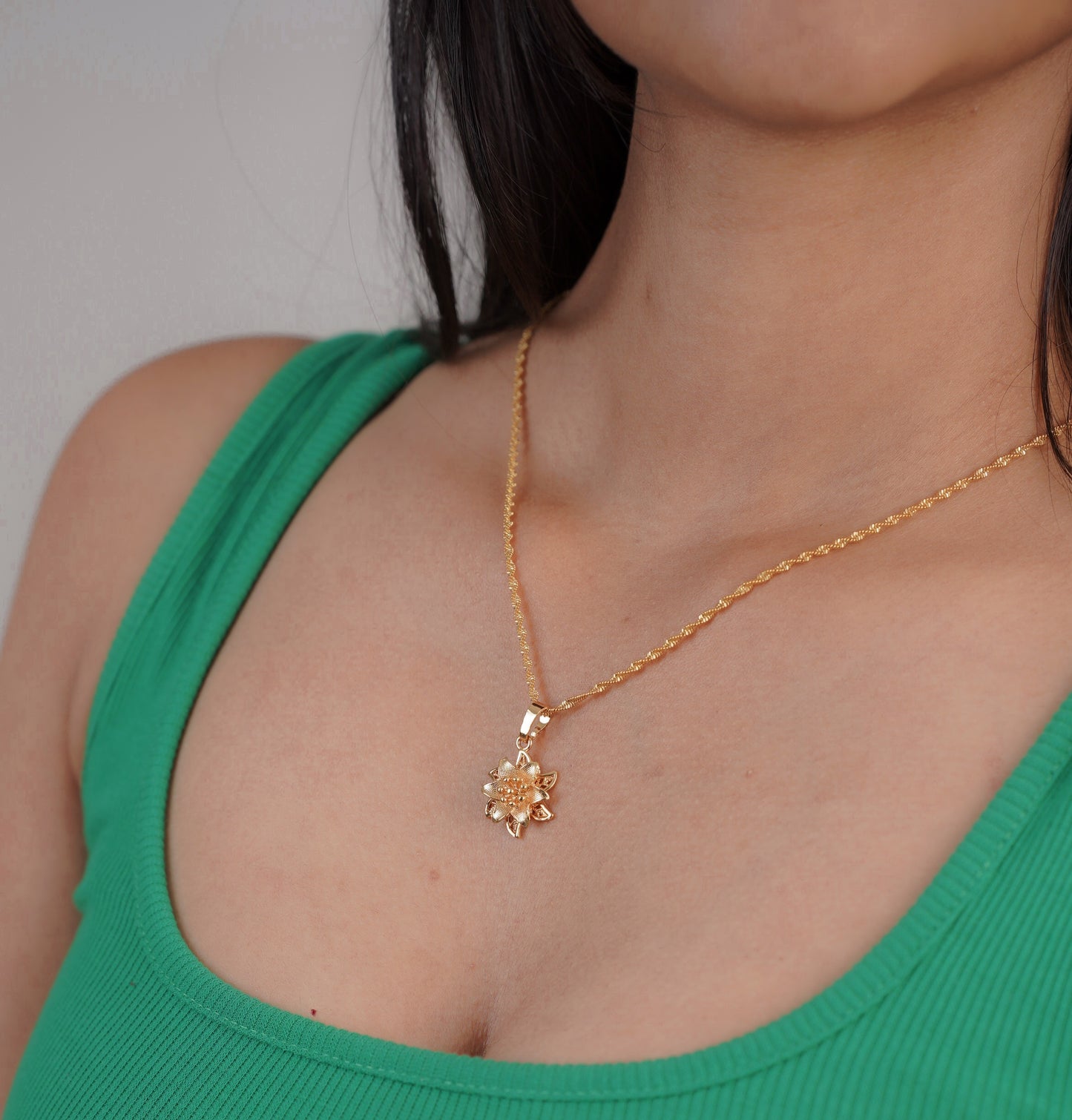 Detail shot of star leaf pendant and chain – Luxteno Sri Lanka