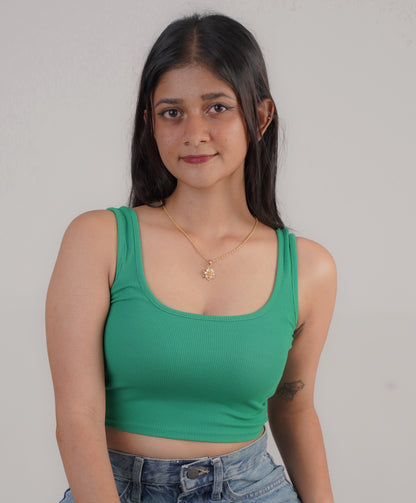 Woman wearing star leaf classic gold necklace – Luxteno Sri Lanka