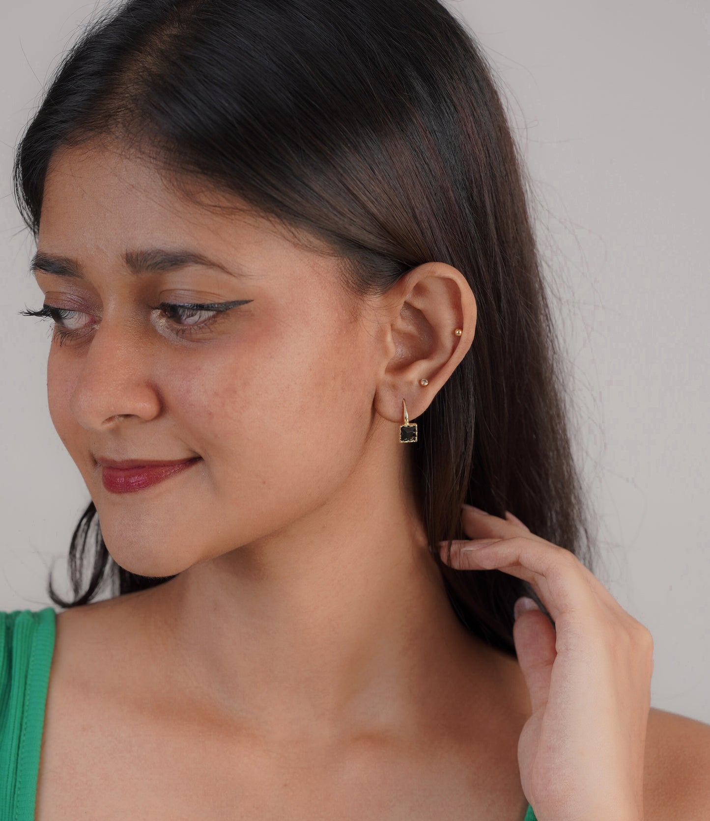 Woman wearing vintage black square earrings – Luxteno Sri Lanka