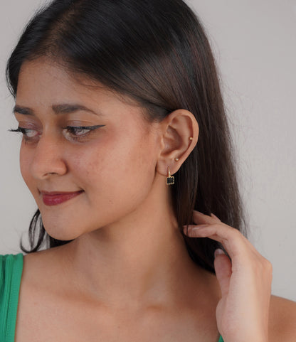 Woman wearing vintage black square earrings – Luxteno Sri Lanka